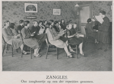 716577 Afbeelding van het dameszangkoortje van het St. Franciscus-Liefdewerk, dat les krijgt in het St. Franciscushuis ...